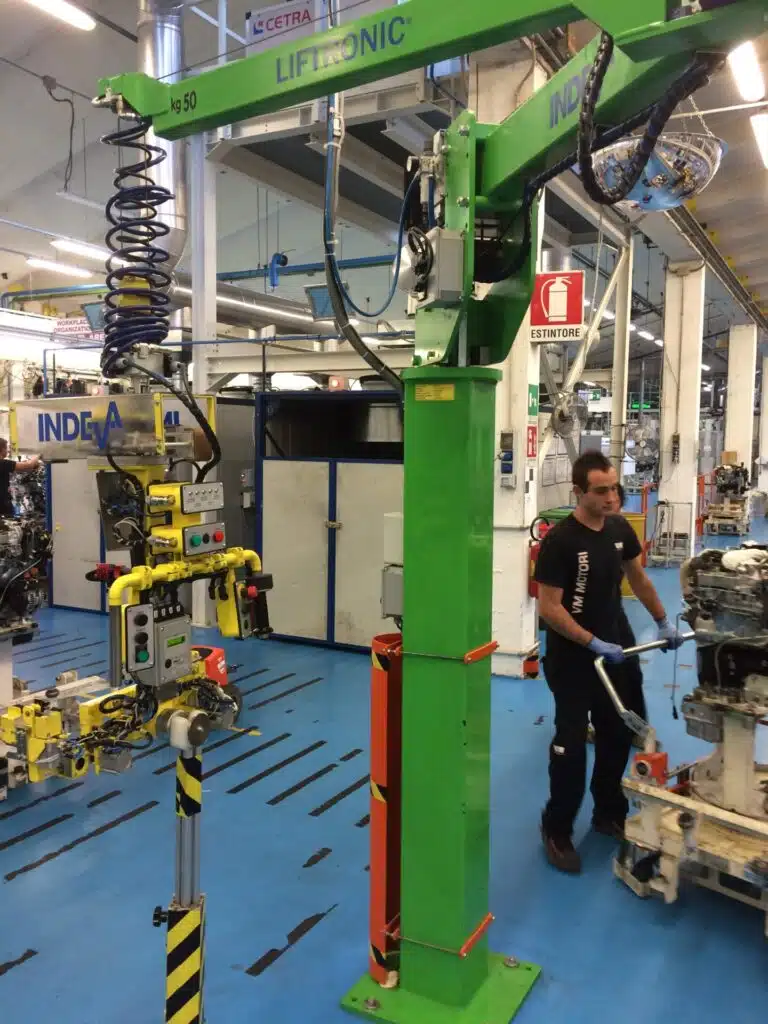 Indeva Liftronic manipulator in gebruik voor efficiënte hijstoepassingen