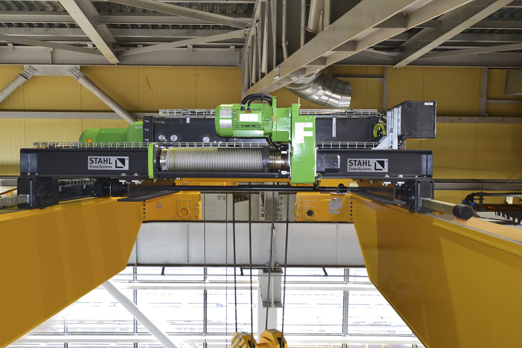 Hijsinstallatie van Stahl CraneSystems in een industriële omgeving
