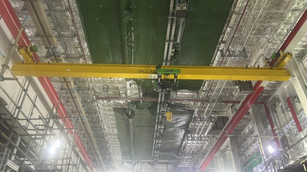 Onderhangkraan geinstalleerd in de GIS-room van het offshore platform IJmuiden Ver Beta