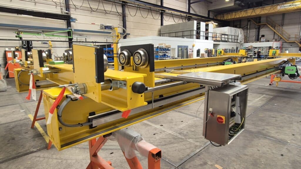 Onderhangkraan met RVS besturingskast voor offshore toepassing in de werkplaats
