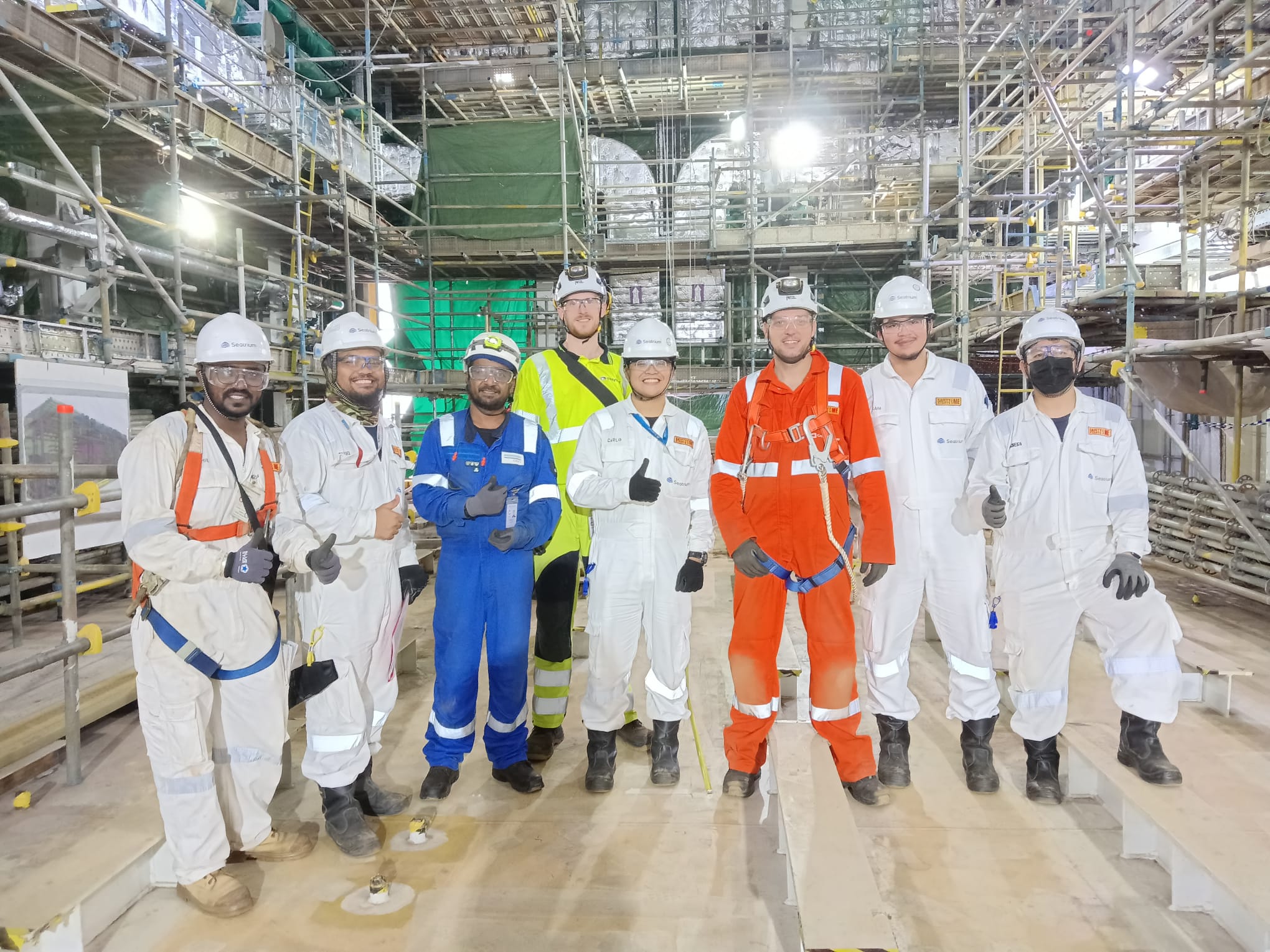 Groepsfoto van Remco met het team op het platform in Singapore