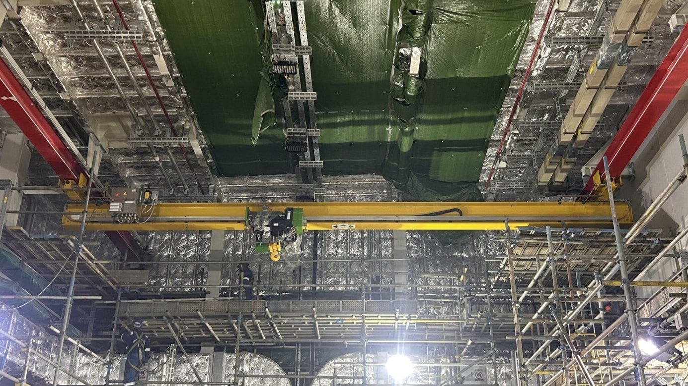 Een van de twee kranen tussen de steigers op het platform
