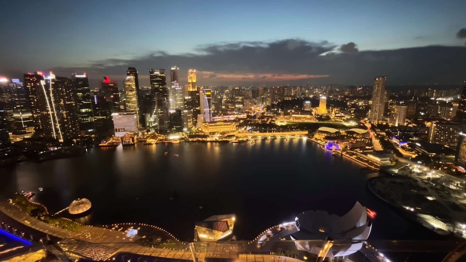 Singapore bij avond vanaf hotel Marina Bay