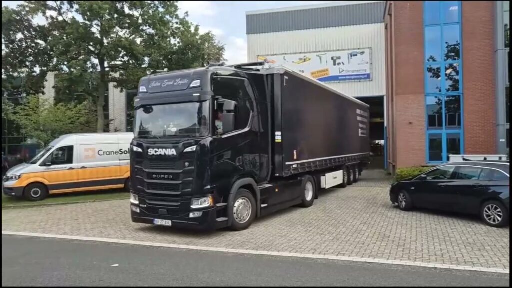 Vrachtwagen met de eerste zes GIS-room kranen vertrekt bij CraneSolutions in Katwijk